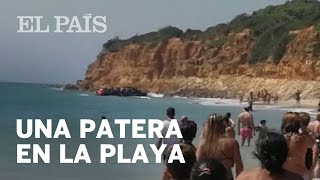 Una patera llega a una playa gaditana llena de BAÑISTAS [upl. by Yaeger]