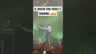 Il bacio tra FEDEZ e TANANAI [upl. by Nirrej]