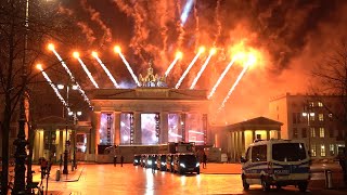 Feuerwerk am Brandenburger Tor Berlin an Silvester 2020 [upl. by Sisson183]