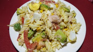 سلاطة بالطماطم و الافوكا Salade de pâtes thon avocat tomates et œufs [upl. by Maurits49]