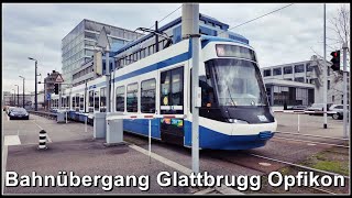 Kleiner Glattalbahn Bahnübergang beim Bahnhof Glattbrugg [upl. by Kimitri848]