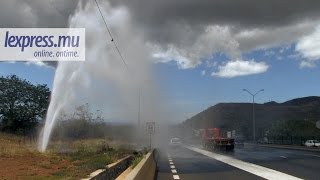 Pailles jet d’eau spectaculaire sur l’autoroute [upl. by Howenstein133]