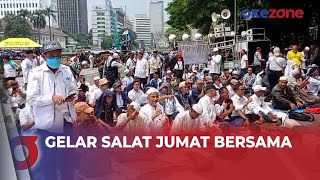 Sebelum Berdemostrasi Peserta Aksi Tolak Pemilu Curang Gelar Salat Jumat Bersama di Patung Kuda [upl. by Asseral]