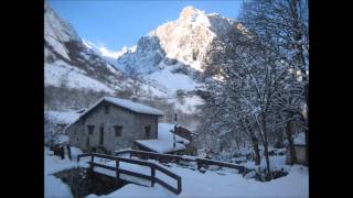 Un paseo por los dos barrios de Bulnes Picos de Europa [upl. by Clava]