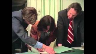 Paul McCartney y George Harrison firmando papeles de disolución de The Beatles [upl. by Ednargel585]