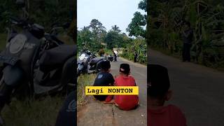 LUCU BANGET NONTON REMAJA BABAKAN LAGI PADA NGONTEN minivlog hiburanshorts anakdesa vlog [upl. by Gerc237]