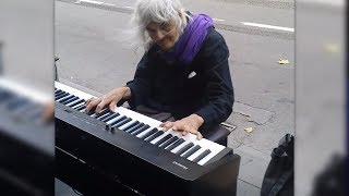 Die 80 Jährige setzt sich an das Klavier  die Passanten bleiben stehen und sind sprachlos [upl. by Enyamart453]