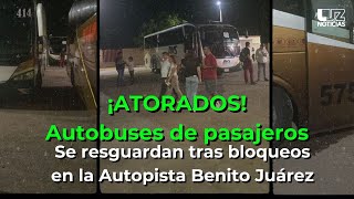 Autobuses de pasajeros se refugian tras bloqueos en la autopista Benito Juárez en Sinaloa [upl. by Annaoj149]