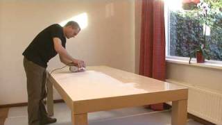 Houten tafel verven  Rambo Pantser Lak hout interieur [upl. by Sky]