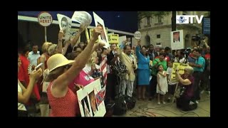 Protestan frente al nuevo hotel de Donald Trump [upl. by Pack]