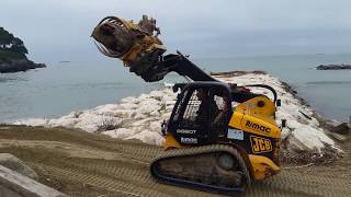 MASO srl  Pulizia spiaggia con forca idraulica su minipala cingolata JCB [upl. by Dahsra262]