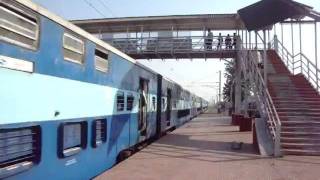 Indian RailwaysThe legendary Flying Ranee overtaking SuratVirar Shuttle at Gholvad [upl. by Heuser]