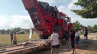 proses pengangkutan alat penebang tebu kemobil kontener siap dikawal [upl. by Eirtemed495]