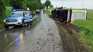 Berndorf Sattelzug kippt auf Umleitungsstrecke um  Vollsperrung [upl. by Urbannai]