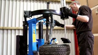 Hofmann Megaplan Megamount Smart Tyre Changer [upl. by Torin]