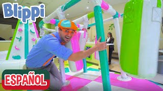 Blippi visita un patio de juegos cubierto  Giggle Jungle  Videos de vehículos para niños [upl. by Cressida167]