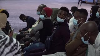 Tunisie  des migrants subsahariens partent dans lurgence face au déferlement de haine • FRANCE 24 [upl. by Noseaj473]