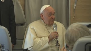 Lunghi viaggi sempre più faticosi per il Papa lo ha ammesso con i giornalisti [upl. by Noislla798]