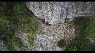 Vietato guardare giù la passeggiata a picco sul dirupo vista dal drone [upl. by Lamrert]