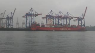 Entladung eines Containerschiffs der Hamburg SüdReederei im Hamburger Hafen [upl. by Noremmac]