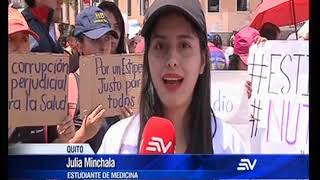 Estudiantes de medicina dicen que les quotobligan a firmarquot estipendio [upl. by Balf472]