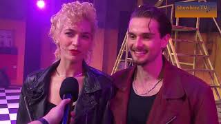 Tinne Oltmans en Danny Dorland schitteren in musical Grease [upl. by Whallon831]