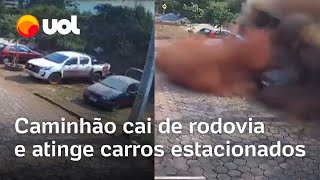 Caminhão tomba de rodovia e atinge carros estacionados vídeo mostra momento do acidente [upl. by Kcirdnekel]