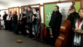 splendide chant folk ukrainien chanteurs de LVIV métro paris  folk ukrainian singers [upl. by Rea]