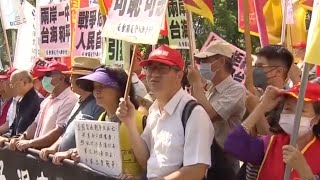 Taipei residents protest against US weapons manufacturers visiting Taiwan [upl. by Petunia]