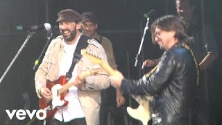 Juan Luis Guerra  La Calle Live ft Juanes [upl. by Emery541]