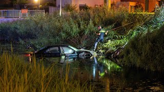 Automobilist onder invloed crasht door bushokje raakt te water en slaat op de vlucht [upl. by Anirbys287]