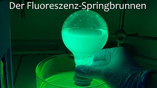 Experiment Der FluoreszenzSpringbrunnen aka quotdie chemische Glühlampequot [upl. by Aicinod]