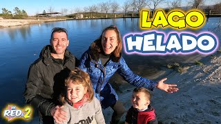 Erika y Bruno visitan un LAGO CONGELADO en Familia Enreda2 [upl. by Afatsom]