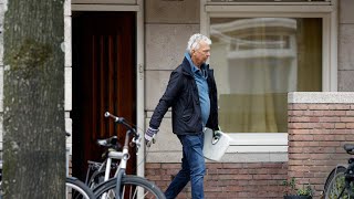 Aan de kant gezette Derk Bolt loopt met ziel onder de arm door AmsterdamZuid [upl. by Retsevlys]