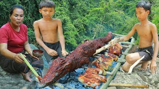 survival in the rainforestfound crocodile for cook with mushroom near river amp eat with twos boy [upl. by Ecneralc]