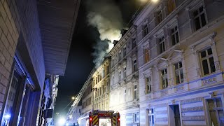 Wuppertal  Feuer in Mehrfamilienhaus Flammen schlagen bis in den Spitzboden [upl. by Nalyd295]