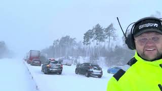 Snökaos på E22 vid Linderöd [upl. by Akayas462]