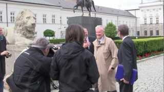 Zbigniew Brzezinski gets papped at the Presidential Palace Warsaw Poland  17th May 2012 [upl. by Eniamrej]