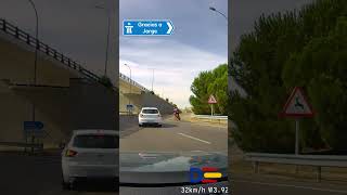 Se come al ciclista por salir desde el interior  Dashcams España [upl. by Jeralee]