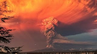 Cile allerta rossa per leruzione del vulcano Calbuco paura e stupore tra la gente [upl. by Hyrup711]