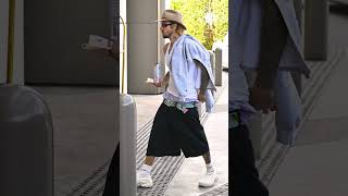 JustinBieber a Los Angeles prima di diventare padre sfoggia un altro dei suoi look [upl. by Ned850]