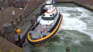 Lynx class pilot boat docking [upl. by Leiruh]