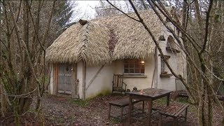 Des hobbits dans le Morvan  le village fantastique de la Pierre Ronde s’agrandit [upl. by Annavoj960]