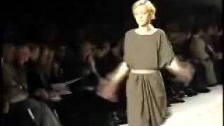 Jessica Stam falling on the Chloe runway in 2006 [upl. by Sarkaria]