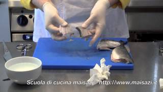 Corsi di cucina Sfilettare spinare e spellare un pesce rotondo branzino [upl. by Persson102]