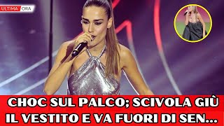 Clara Soccini Incidente choc sul palco mentre cantava scivola giù il vestito e va fuori di sen [upl. by Prunella]