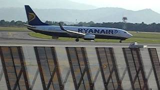 milano bergamo orio al serio BGY rullaggio aereo della ryanair b737800 al parcheggio [upl. by Anawik]