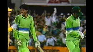 Imran Khan and Wasim Akram blast Pakistan to victory with the bat vs Australia ODI SCG 198990 [upl. by Ayamahs525]