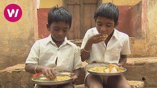 Indien  eine Großküche bereitet das Essen für Schulkinder vor [upl. by Eastlake]