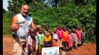 Chileno invirtió todos sus ahorros para instalar pozos que entregan agua limpia a familias de Uganda [upl. by Norry965]